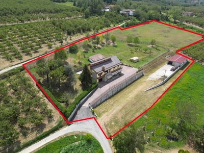 Vendesi casa di campagna con terreno agricolo di 9000 mq.