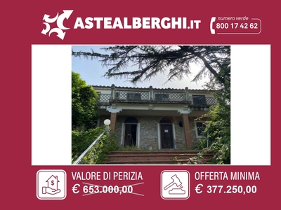 Villa bifamiliare con ampia area esterna