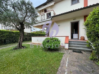 Villa bifamiliare in affitto a Pietrasanta