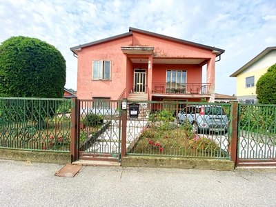 Villa in Via Raffaello Sanzio , 10, Tromello (PV)