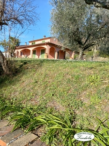 VILLA INDIPENDENTE CON TERRENO SARZANA COLLINA