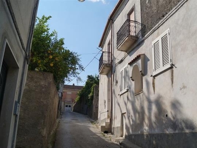 Casa semi indipendente abitabile in zona San Giovanni e Paolo a Caiazzo