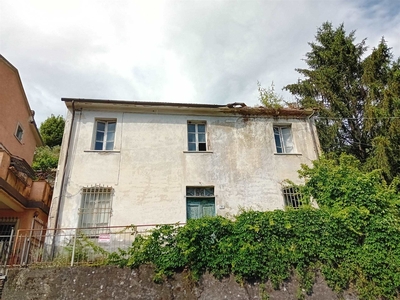 Casa singola da ristrutturare in zona Strettoia a Pietrasanta