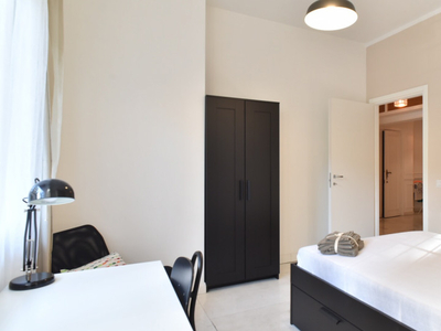 Stanza in affitto in appartamento con 3 camere da letto a Trieste, Roma
