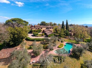 Antico casale di pregio con piscina panoramica immerso in 12 ettari di terreno