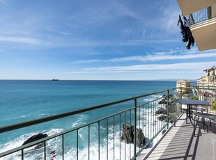 Appartamento vista mare con parcheggio, ascensore e balcone