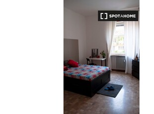 Camera in affitto in appartamento con 6 camere da letto a Milano