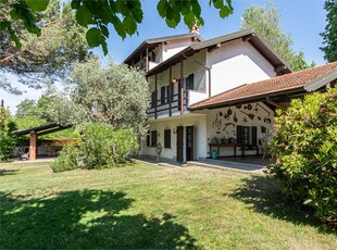 CASCINALE IN STILE PIEMONTESE E 4000 mq DI TERRENO