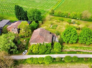 FABBRICO ESCLUSIVO CASALE CON 2 BIOLCHE DI TERRENO