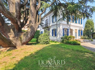 Magnifica villa dall'elegante stile liberty in vendita vicino Como