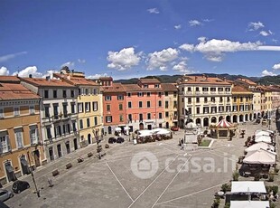 Negozio/Locale commerciale in Affitto in Piazza Giacomo Matteotti a Sarzana