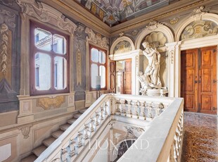 Palazzo del XV secolo riccamente decorato con affreschi, statue e stucchi d'epoca in vendita nel cuore di Vicenza