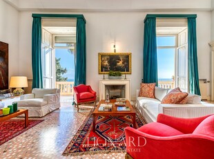 Prestigiosa residenza in vendita in un palazzo signorile stile Liberty del '900 con vista sconfinata sul mare e sull'Isola di Capri