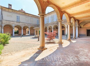 Prestigiosa villa-castello in vendita tra Milano e il Lago di Garda