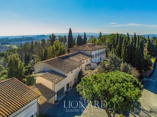 Residenza di charme con cantina vitivinicola a metà strada tra Firenze e Pisa