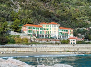 Resort di lusso in vendita con parco e piscine in splendida posizione fronte mare a Finale Ligure