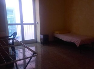 Stanza in affitto in appartamento con 2 camere da letto a Napoli