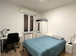 Stanza in affitto in appartamento con 3 camere da letto a Modena, Modena