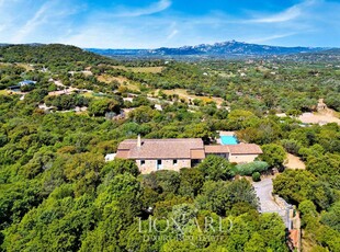 Una Dimora Incantevole in Vendita Immersa nella Natura della Sardegna Vicino a San Pantaleo