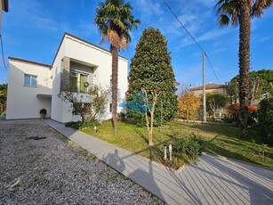 Vendesi splendida villa caratterizzata da spazi ampi e luminosi, interni ed esterni, vanta finiture di pregio oltre che ai confort più moderni.L'abitazione principale è circondata da un ampio giardino verdeggiante sui quattro lati. All'interno della corte troviamo una dépendance (adibita a bilocale) ideale per gli ospiti, due garage, una tettoia e servizi.L'immobile vanta varie ristrutturazioni nel corso degli ultimi anni, è in ottimo stato, tenuto in maniera maniacale. L'abitazione è dotata di: impianto di riscaldamento autonomo, impianto di climatizzazione con pompa di calore, impianto fotovoltaico, porta blindata, tapparelle blindate, inferiate al piano terra, zanzariere, camino, stufa a legna della “Thun”, impianto di aspirazione centralizzata, cancello elettrico. COMPOSIZIONE:Interno: Al pian terreno, ampio ingresso, soggiorno, cucina abitabile, taverna/sala da pranzo, lavanderia, bagno e ampia loggia che affaccia sulla sala e sul giardino. Al piano primo, disimpegno notte, tre camere da letto matrimoniali (di cui una suite con cabina armadio e bagno in camera), cabina armadio camera padronale, due bagni e balcone. Esterno: Ampio giardino, dépendance, due garage di cui uno doppio, posto auto coperto, serra e servizi.LA ZONA: Zona tranquilla e servitissima, nel centro di Alfonsine, Corso Garibaldi.QUATTRO BUONI MOTIVI PER SCEGLIERE QUESTO IMMOBILE:1) Finiture di pregio.2) Spazi ampi e luminosi.3) Giardino e doppio garage.4) Dépendance.Aladin Real Estate vi mette inoltre a disposizione un consulente mutui – iscritto ad uno degli Albi tenuti presso la Banca d'Italia – che vi illustrerà in modo gratuito le migliori soluzioni finanziarie per l'acquisto del vostro immobile.Aladin Real Estate. “Casa tua, da casa tua”.