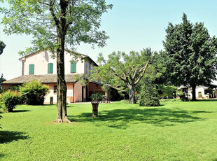 Villa bifamiliare in vendita a Lido di Savio, con ampio giardino privato