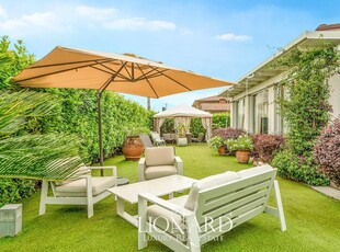 Villa di lusso con splendido giardino e posti auto privati in vendita nel cuore della Versilia