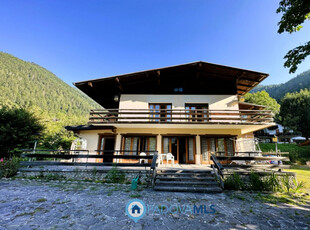 Villa in vendita a Pieve di Cadore - Zona: Nebbiù