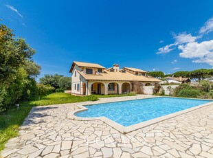 Villa in vendita con piscina vicino al mare di Tarquinia
