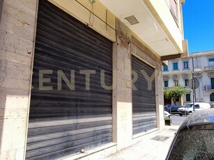 Attività commerciale in Affitto a Messina, 1'400€, 63 m²