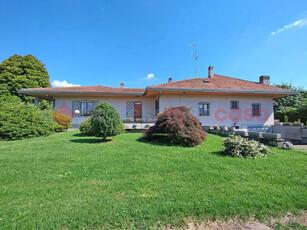 Casa indipendente con giardino a Dormelletto