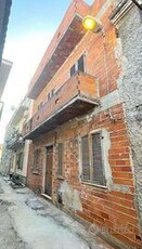 Casa su 2 livelli da ristrutturare + terrazza