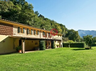 Casolare immerso nel verde delle Colline di Camaiore