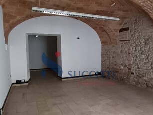 Immobile commerciale in Vendita a Teramo, zona Centro, 95'000€, 48 m²