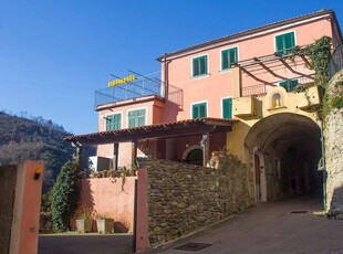 Palazzo / Stabile in vendita a Finale Ligure