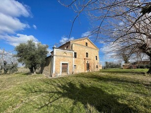 Rustico in Vendita a Macerata, 330'000€, 3000 m²