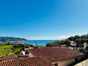 Trilocale con terrazzo a Diano Marina