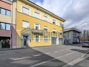 Ufficio in Affitto a Brescia, 9'000€, 842 m², arredato, con Box