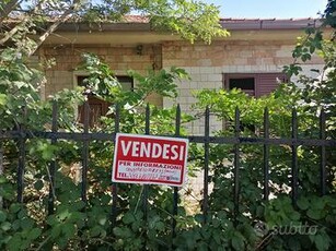 Villa con ampio giardino in contrada brigna