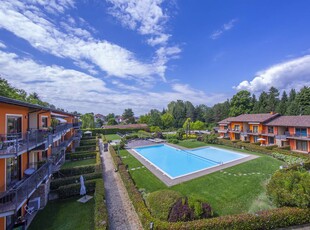 Villa di lusso con piscina, giardino e vista lago