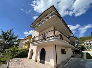 Villa in Vendita in Via Aldo Moro 25 a L'Aquila