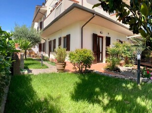 Villa quadrifamiliare a Calcinaia, 6 locali, 2 bagni, giardino privato
