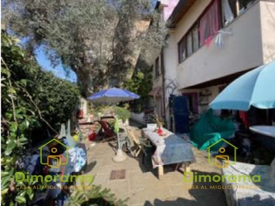 Casa indipendente con terrazzo in pietrasanta via capezzano monte 114 frazione capezzano monte, Pietrasanta