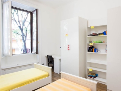 Stanza condivisa in affitto in appartamento con 9 camere da letto a Città Studi