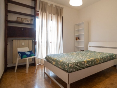 Stanza in affitto in appartamento con 3 camere da letto, Cologno Monzese