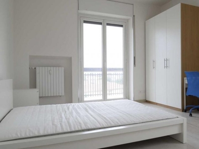 Stanze in affitto in appartamento con 5 camere da letto a Milano