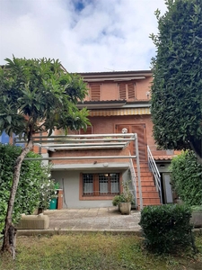 Appartamento ad Ancona, 7 locali, 3 bagni, giardino privato, garage
