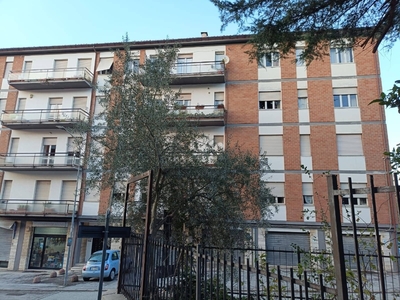 Appartamento in VIA TURATI, Fabriano, 5 locali, 1 bagno, con box