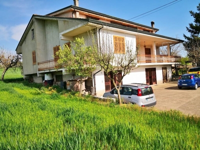 Casa indipendente in Via renazza, Mirabella Eclano, 11 locali, 3 bagni