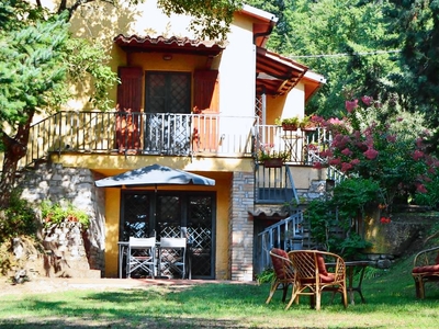 Casa singola con giardino ad uso esclusivo, in zona tranquilla e non isolata al confine tra Umbria e Toscana