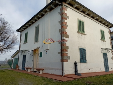 Loft ad Arezzo, 10 locali, 3 bagni, giardino privato, con box, 250 m²